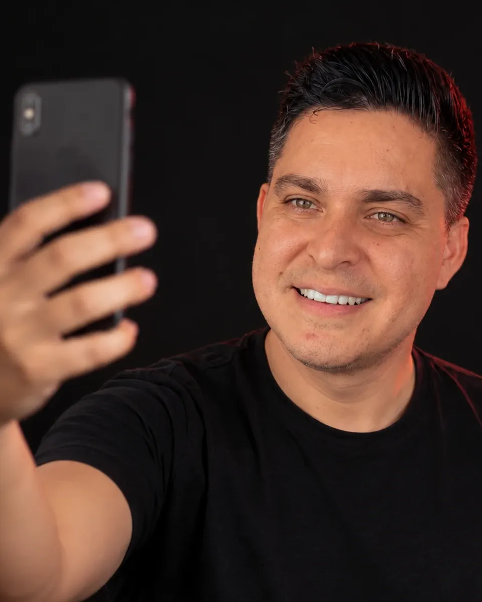 Eri Rodrigues sorrindo enquanto grava um vídeo com o celular